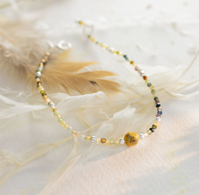 Pulsera fina de plata con piedras diversas o cristal