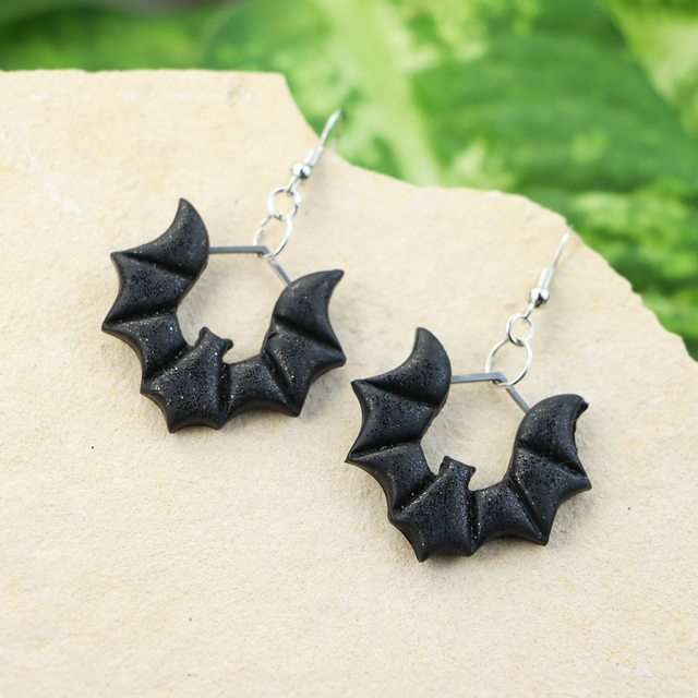 Schwarze Fledermaus-Ohrringe mit hypoallergenem Edelstahl-Stecker, handgemachte Halloween-Ohrringe aus Polymerton, auch als Kette erhältlich