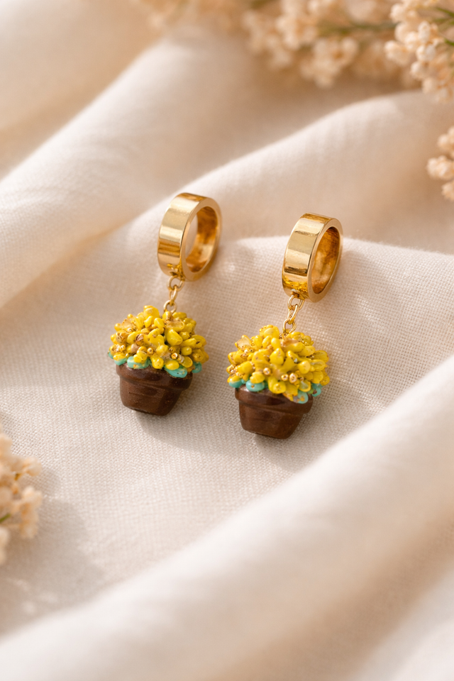 Orecchini gialli con mini bouquet in vaso – fatti a mano
