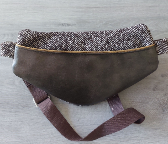 Sac banane en simili cuir marron et lainage