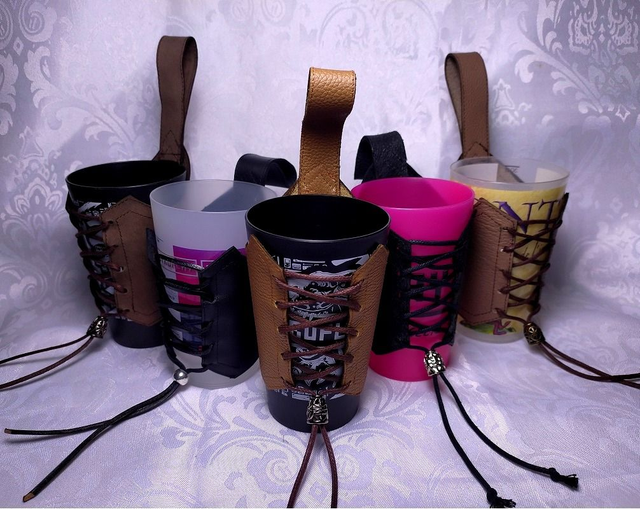 Porte gobelet cuir et laçage cordon