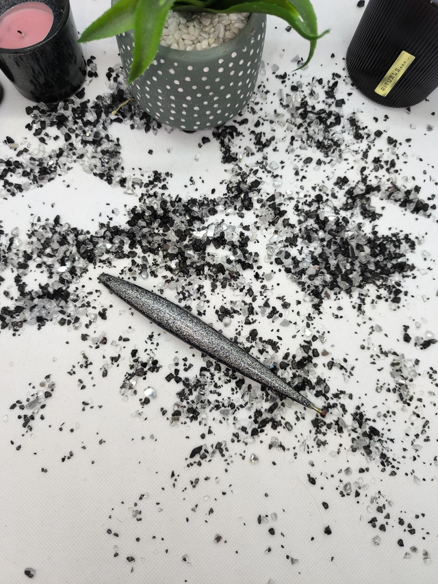 Crayon noir à paillettes argentées (encre noire)