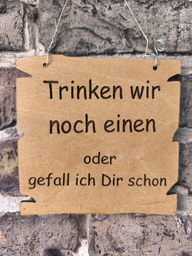 Holzschild „Trinken wir noch einen oder gefall ich Dir schon“ – Lustiges Spruchschild


