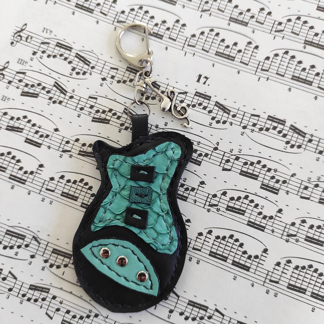 Porte clés guitare en cuir 