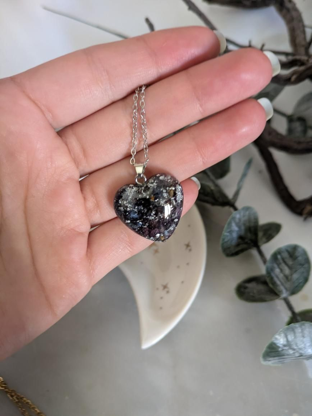 Colgante de corazón resina con hortensias 