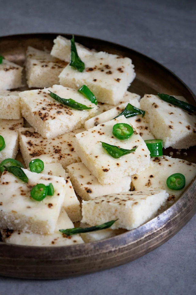 White Dhokla (4–5 Pcs) – Soft & Spongy Fermented Rice Cakes