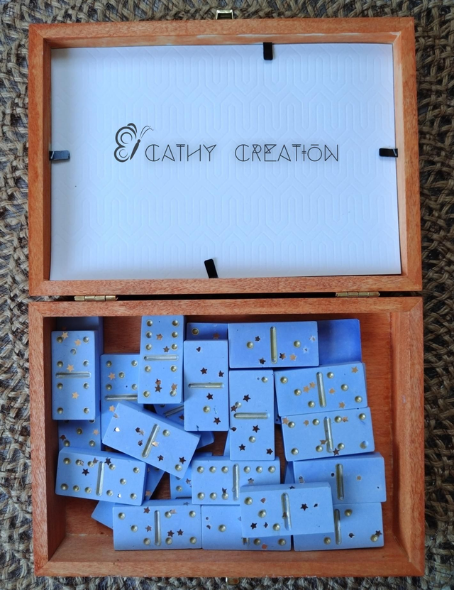 Dominos en aquaresine et boîte 