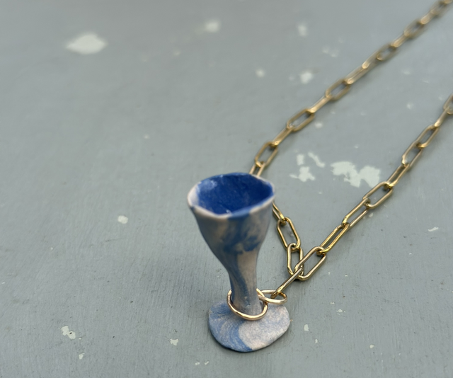 Collier “Petite Coupe” – Pendentif en céramique terre mêlée bleu & blanc fait main