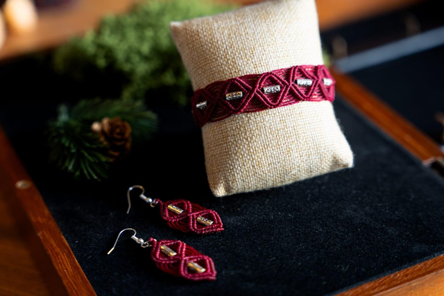 Parure de bijoux en micro-macramé Bordeaux et perles argentées 
