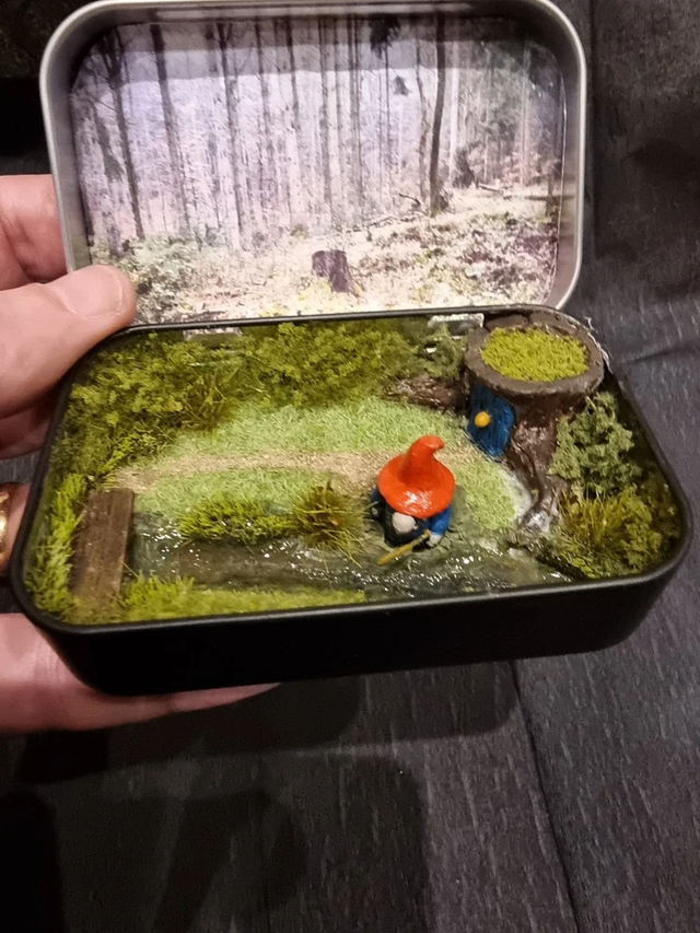 Diorama in a tin - Gnome home