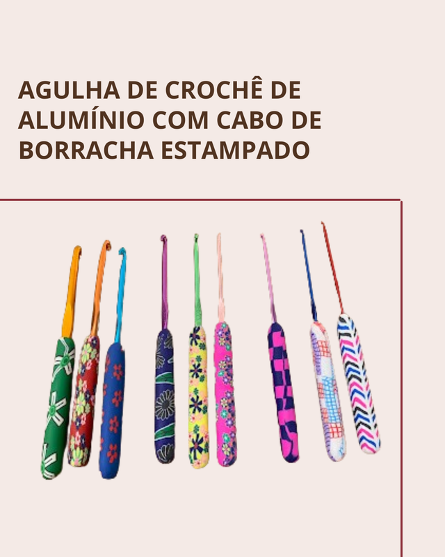 Agulha de crochê de alumínio com cabo de borracha estampado.