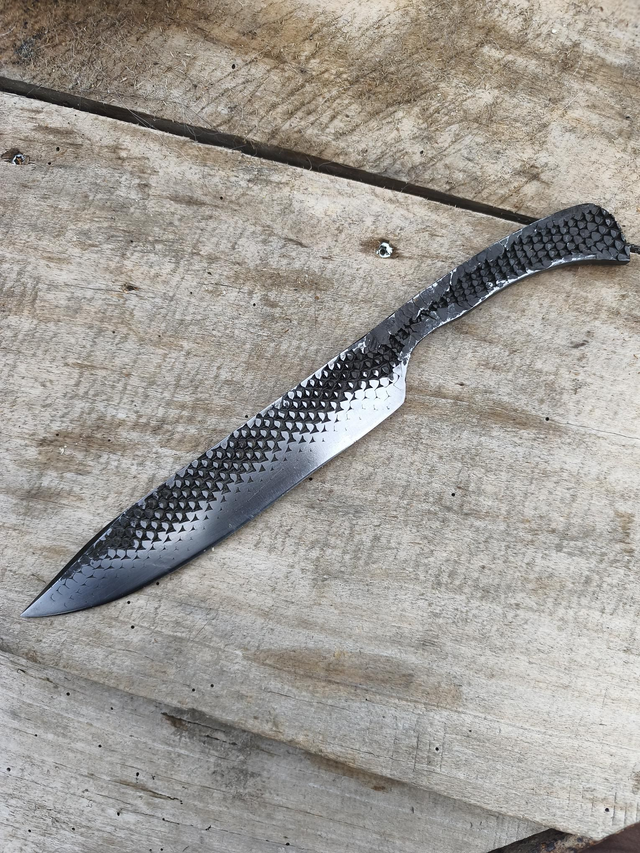 Couteau bushcraft/lancé forgé dans une râpe de maréchalerie.