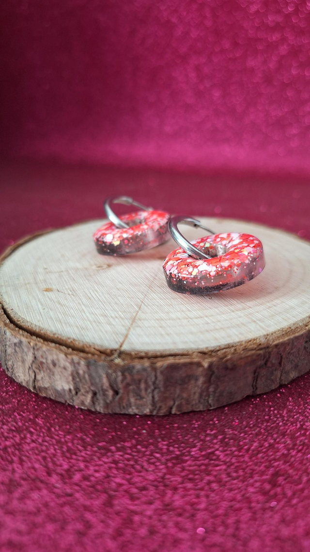 Créoles argentées ronds paillettes Corails/blanches + encre noire 