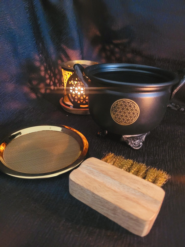  Chaudron en fonte avec Tamis – Fleur de Vie &amp; Triple Lune – 3 pieds + brosse offerte