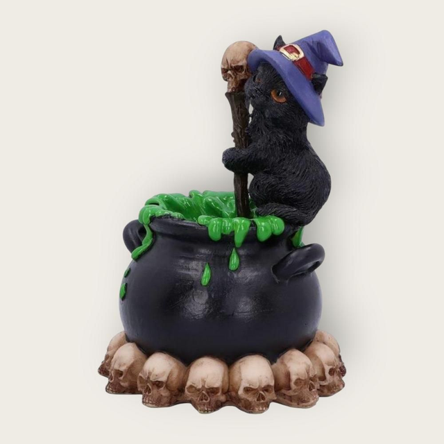 Figurine chat sorcier remuant un chaudron