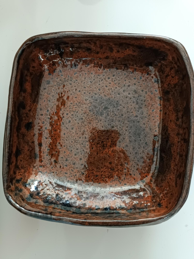 plat  carré kaki rouge 