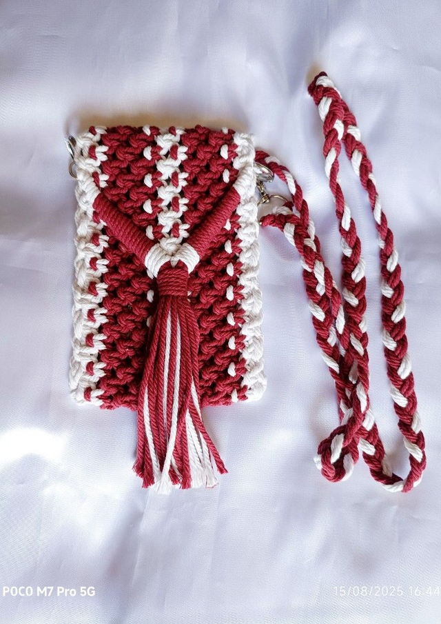 Pochette pour téléphone en macramé