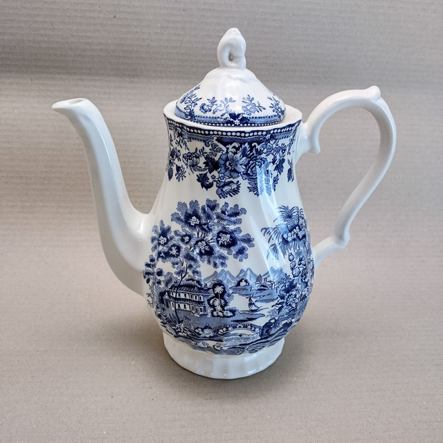 Myott Meakin | Theepot (breedte schenktuit/handgreep 22,0 cm | diameter 12,0 cm | hoogte 23,5 cm) &#039;Tonquin&#039; motief in Blauwe kleur | Vintage