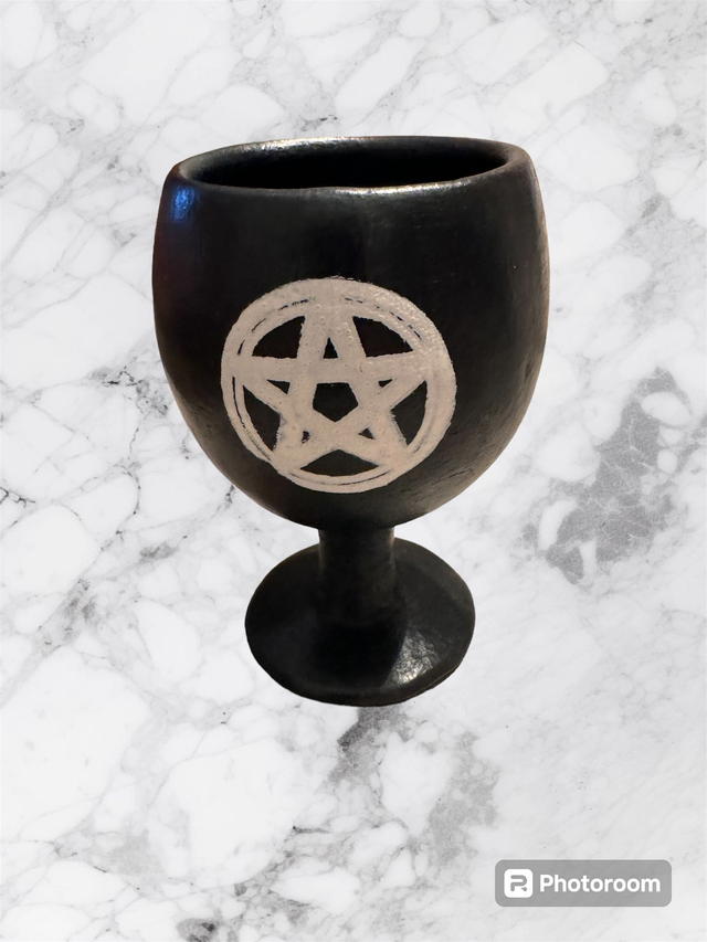 Petit calice en céramique avec pentagramme