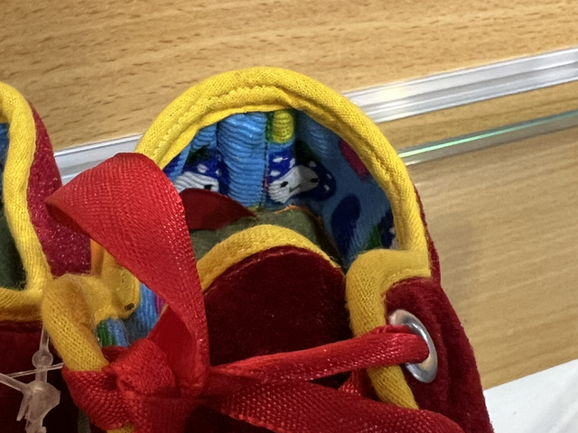 Chausson brodé pour enfant avec lacets aux deux roses. " Fleurs du Dongxian.