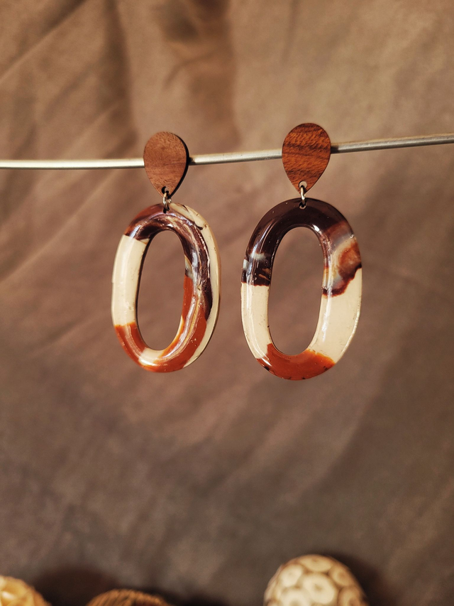 Argile, résine et bois