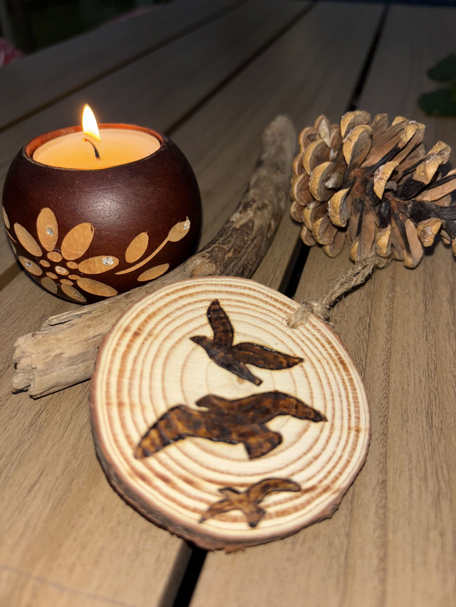 Boule de Noël en bois pyrogravée