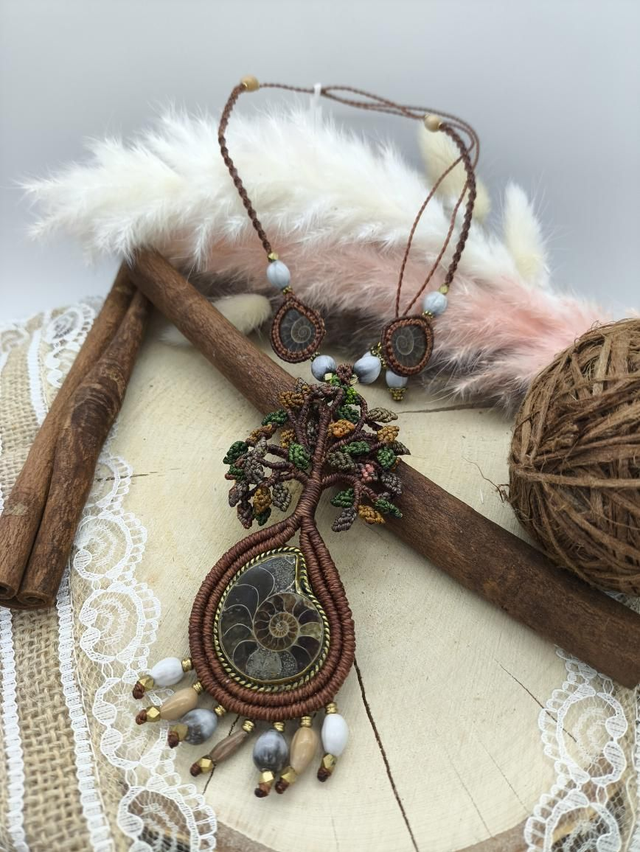 Collier tribal marron acajou avec ammonites fossiles