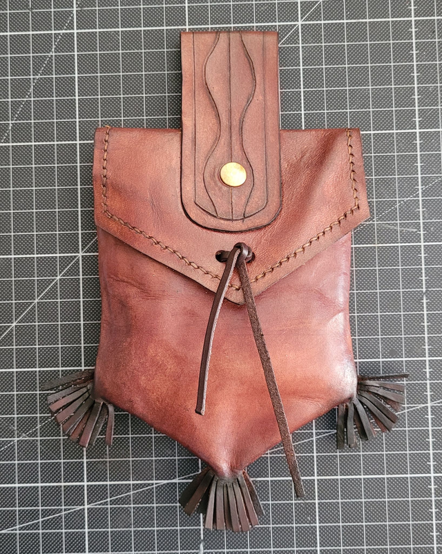 Bourse en cuir, à enfiler sur une ceinture ,couture lin poissé, fait main, pour adultes et enfants, motifs repoussage cuir.