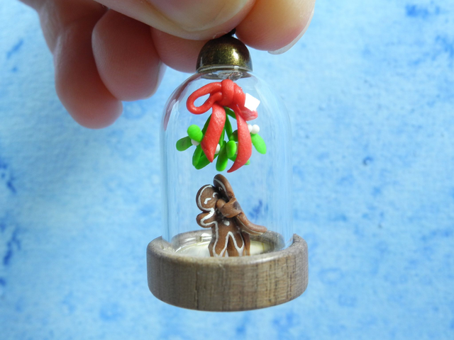 Sweet kisses under the misteltoe - Miniature Jewelry - Biosphere Pendant - Miniature Diorama - Snowglobe jewelry - Winter jewelry