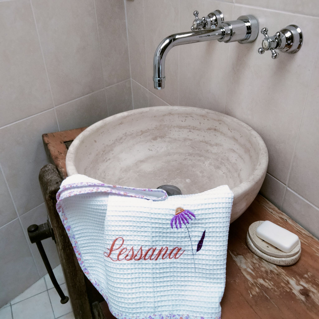 Serviette fleur parme personnalisable en coton nid d&#039;abeille blanc 