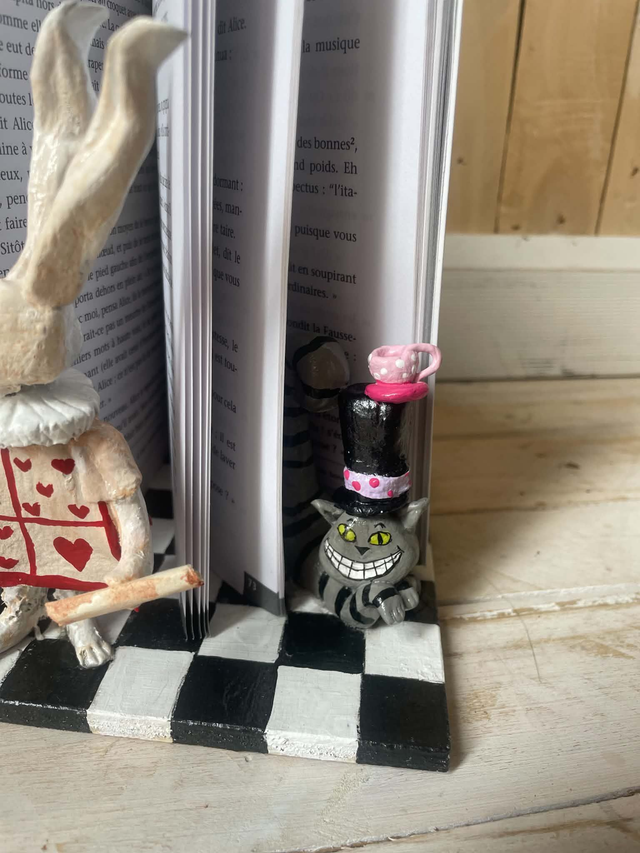 Décoration livre " Alice au pays des merveilles "
