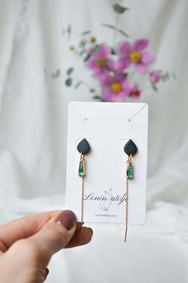 Green Elegance Kolekcije - Mali viseči uhani iz zelene cirkonije in s pozlačeno vrvico