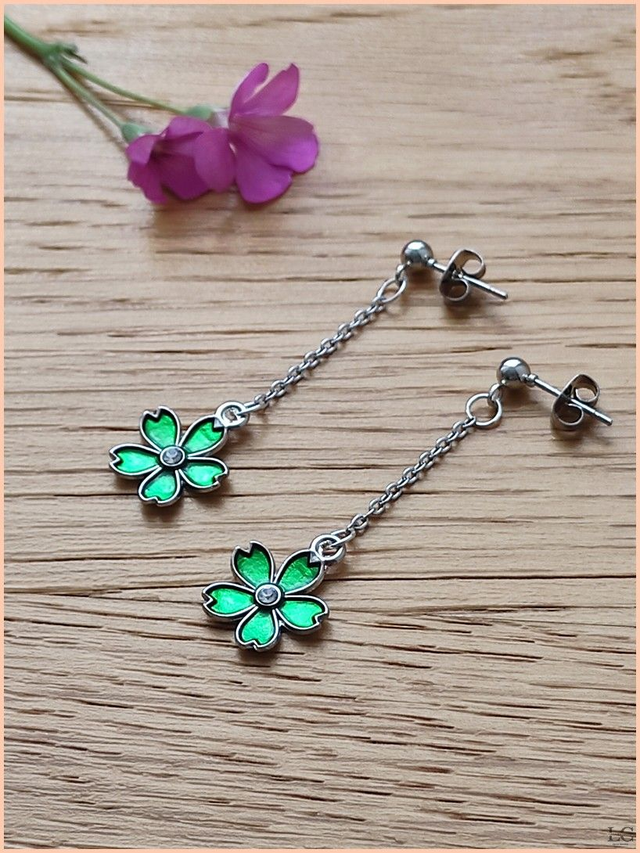 Clous d&#039;oreilles fleur en émail vert