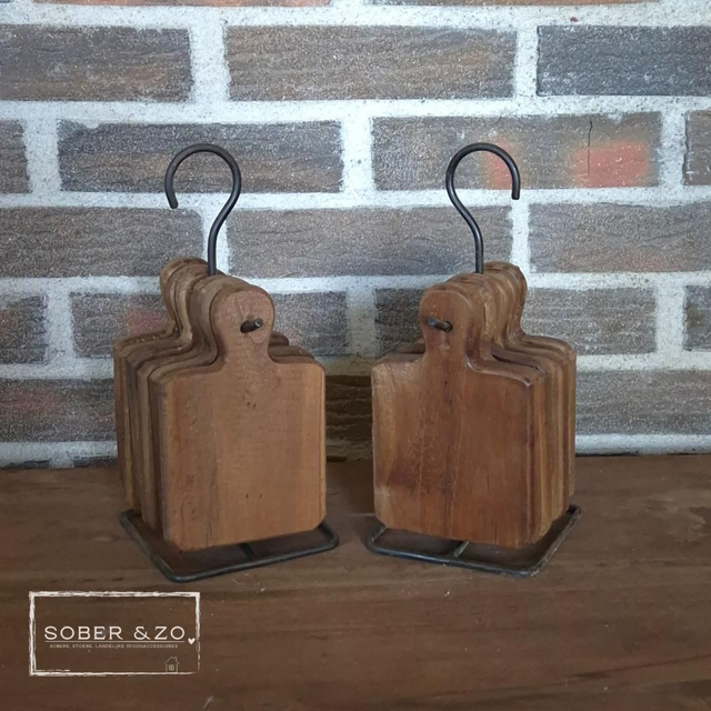 Houten onderzetters aan metalen rekje