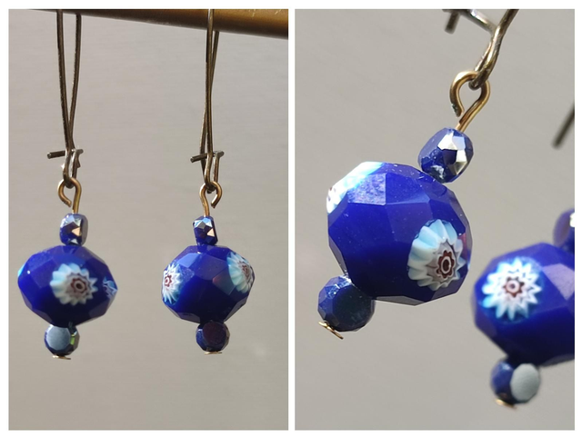Dormeuses &quot;millefiori&quot; en verre bleu avec petites fleurs, laiton bronze, pièce unique, sans nickel 