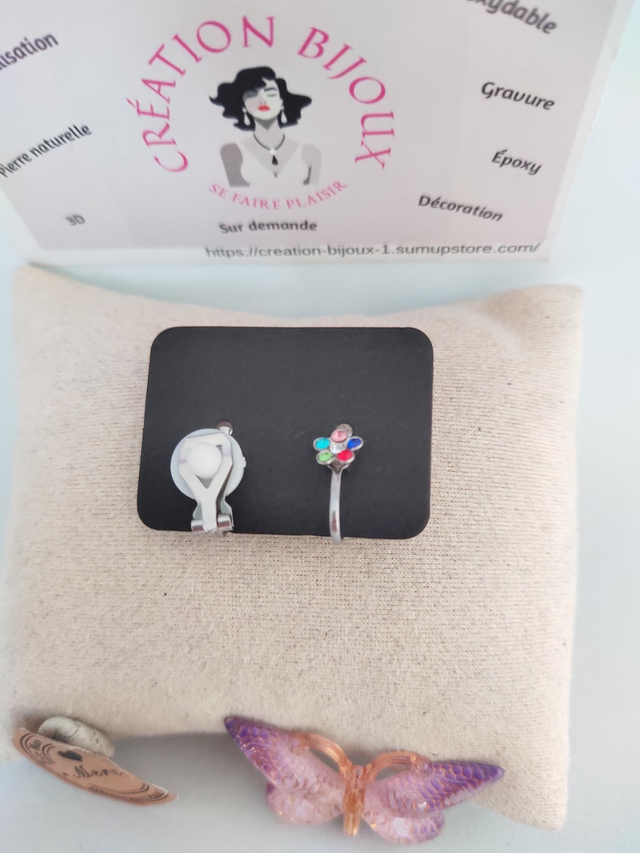 Boucle d'oreille fleur strass 