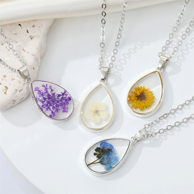Collier goutte en résine fleur