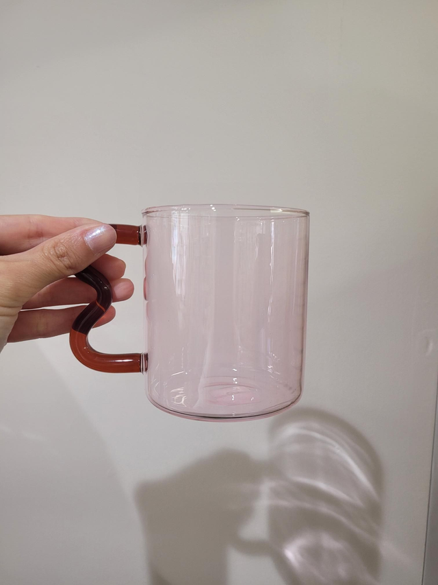 Pink glass mug with amber handle - HE-035