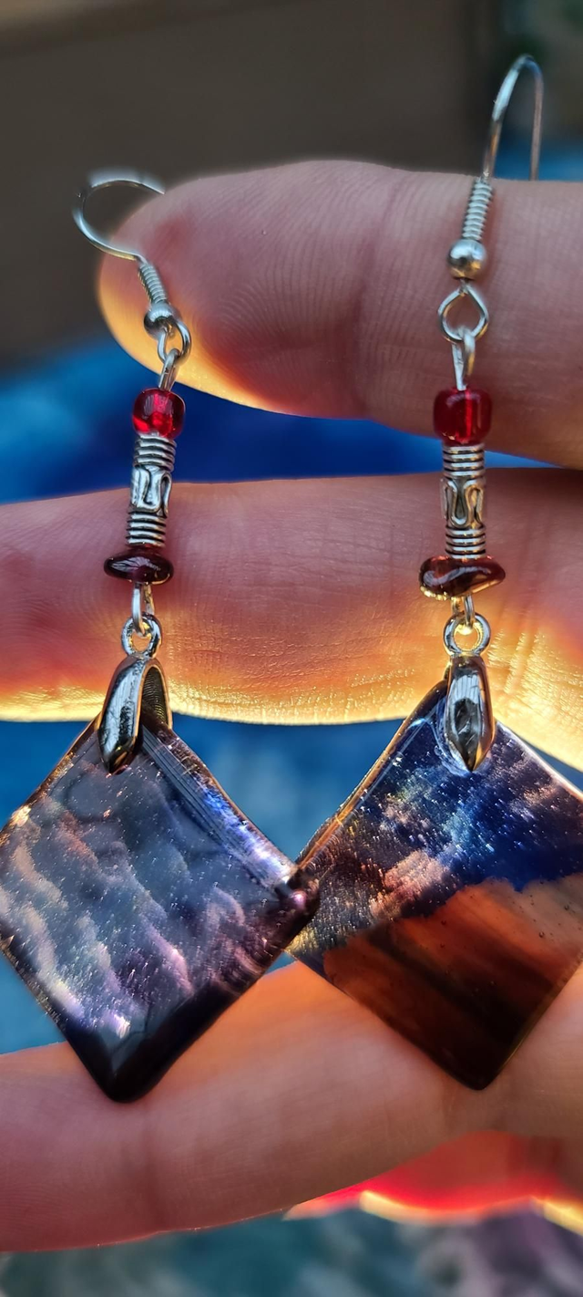 Boucles d&#039;oreilles chamarrées en verre mauve-violet. 