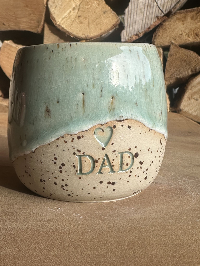 Keramikbecher „DAD“ mit Herz – handgemacht & mintgrün 190 ml