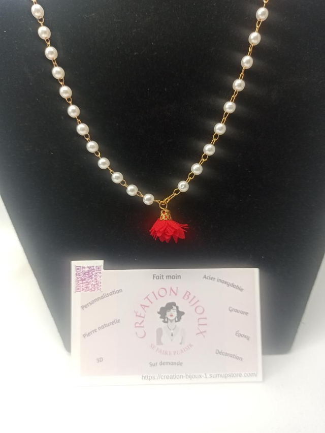 Collier perle blanche et fleur rouge 