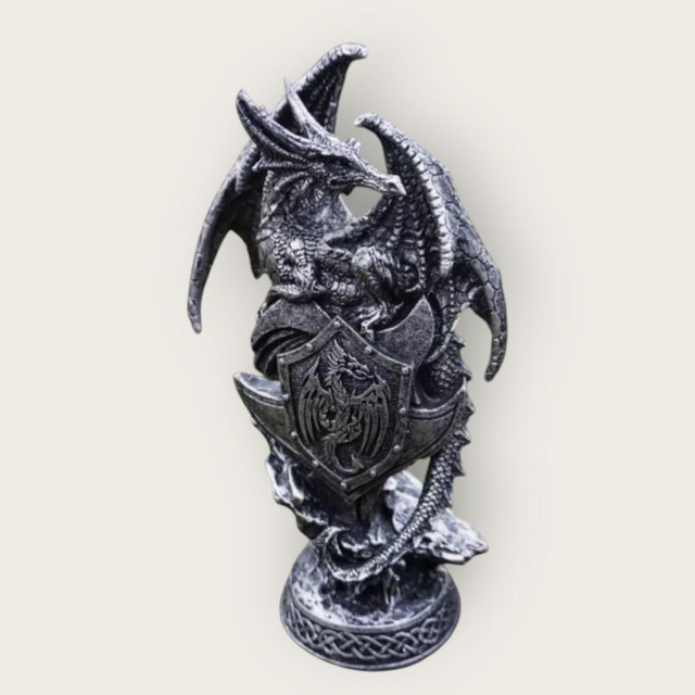 dragon guerrier argenté tenant un bouclier 
