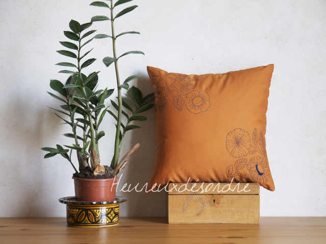 Housse de coussin brodée