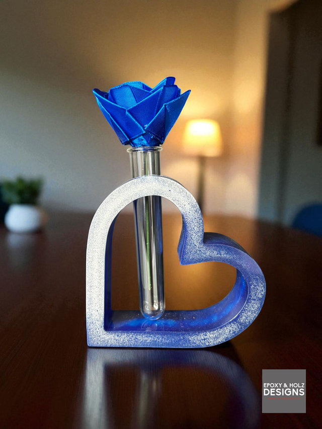 Vase in Herzform aus Epoxidharz mit Stoffrose