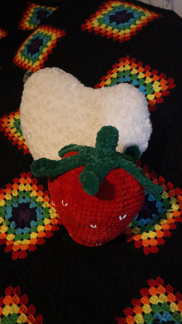 Coussin Fraise géant en laine chenille