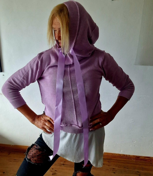 Sweater with hood and silk bows