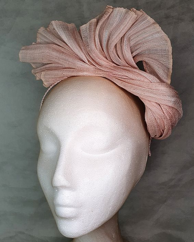 Oda tocado fascinator en sinamay seda rosa empolvado