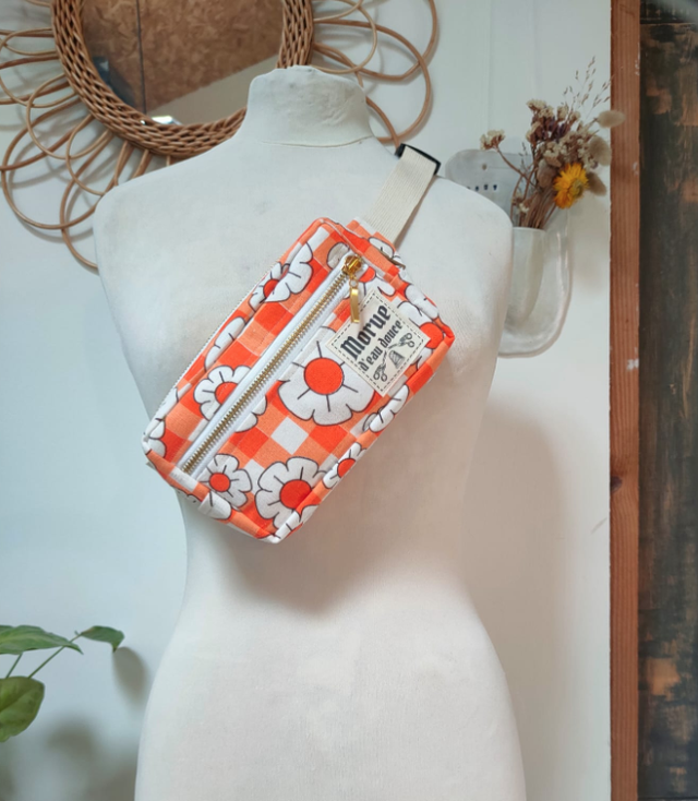 Sac banane pockette à motifs fleuris oranges et blancs