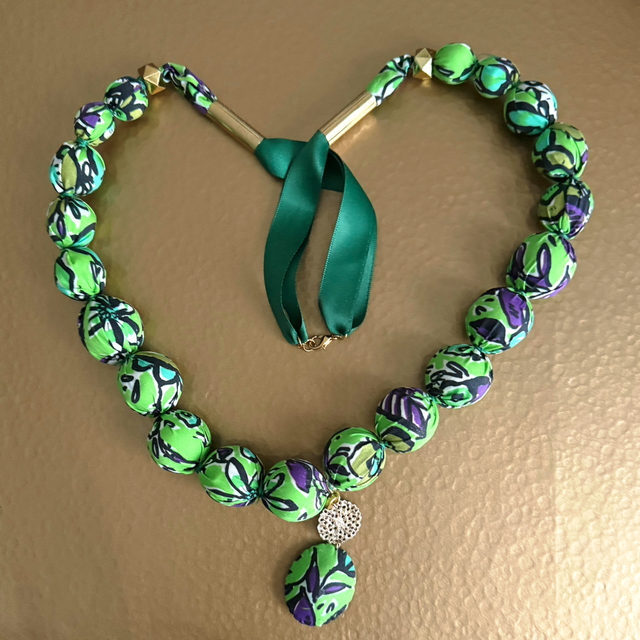 Long collier en tissu imprimé 