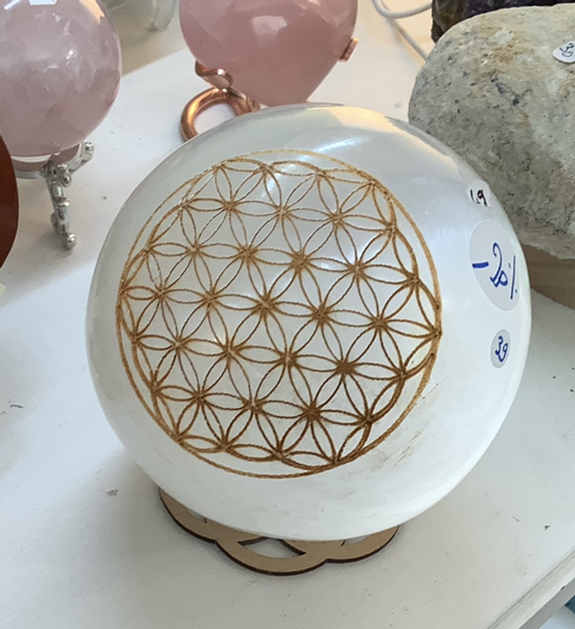 Sphère en Sélénite gravée fleur de vie 